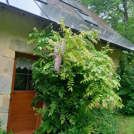 Dans Son Ecrin De Verdure * Beaumont-sur-Sarthe